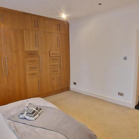 Action Packed Local 3Br 1 Mins Walk To Everything Daire Londra Dış mekan fotoğraf