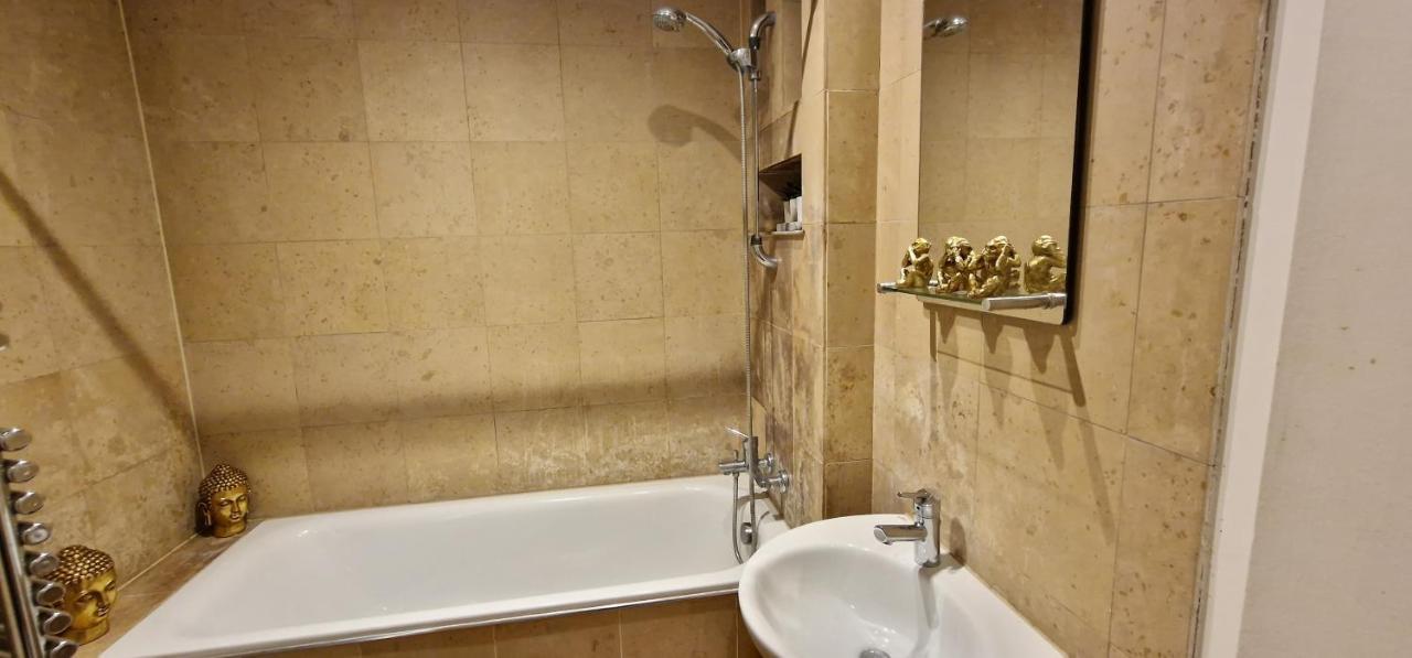 Action Packed Local 3Br 1 Mins Walk To Everything Daire Londra Dış mekan fotoğraf