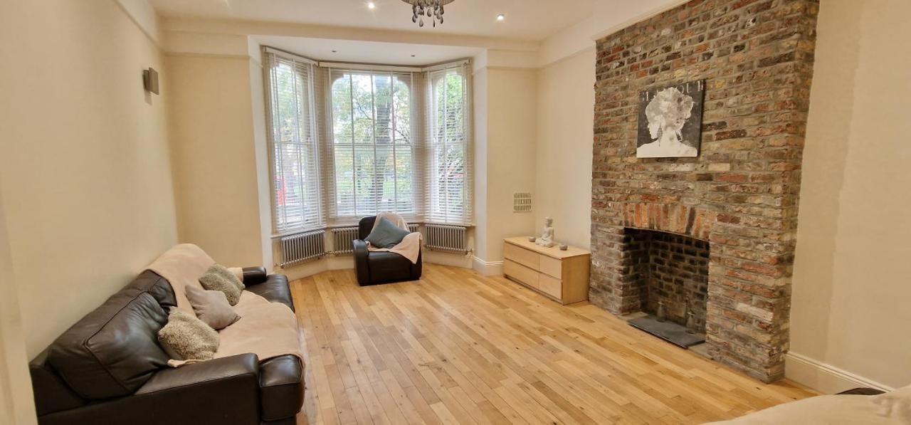 Action Packed Local 3Br 1 Mins Walk To Everything Daire Londra Dış mekan fotoğraf