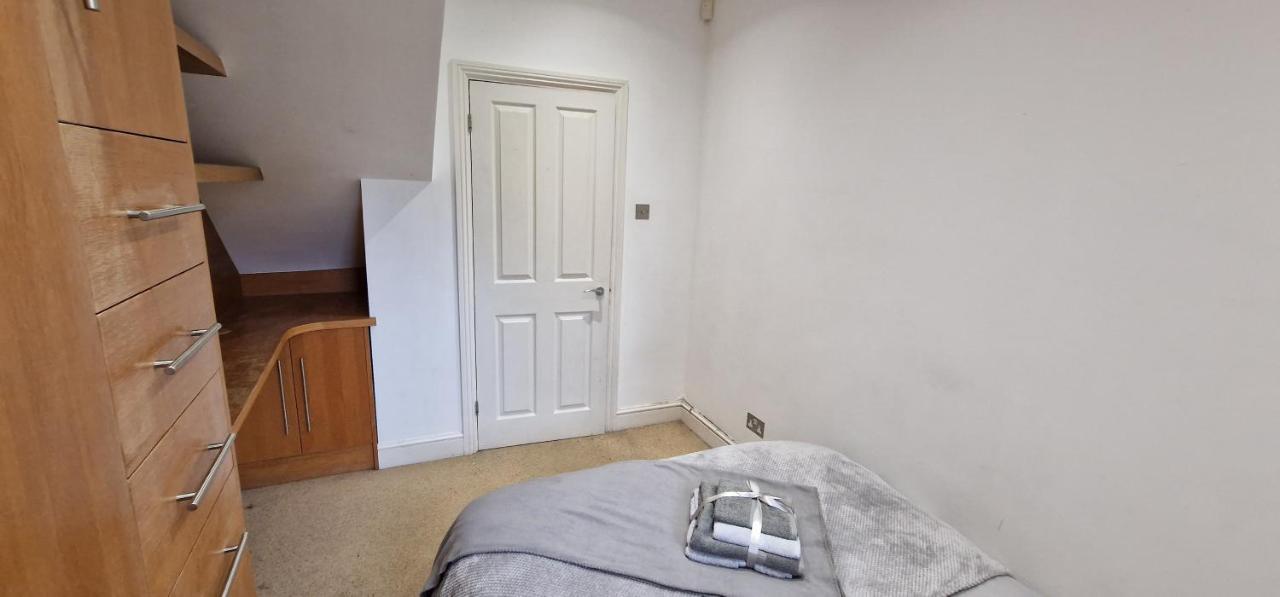 Action Packed Local 3Br 1 Mins Walk To Everything Daire Londra Dış mekan fotoğraf