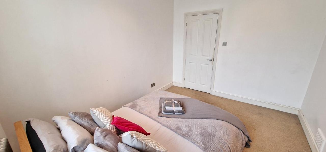 Action Packed Local 3Br 1 Mins Walk To Everything Daire Londra Dış mekan fotoğraf