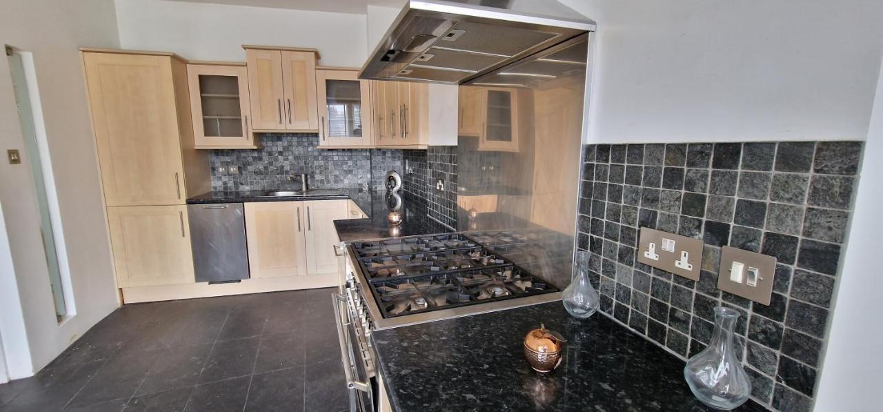 Action Packed Local 3Br 1 Mins Walk To Everything Daire Londra Dış mekan fotoğraf