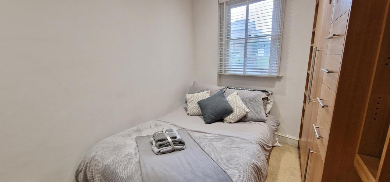 Action Packed Local 3Br 1 Mins Walk To Everything Daire Londra Dış mekan fotoğraf